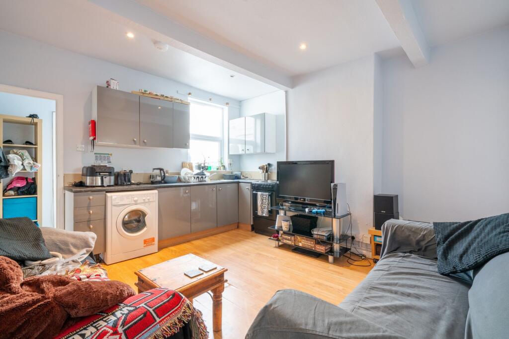 Apartment in Sheffield, Broomfield, Broomhall - View 2