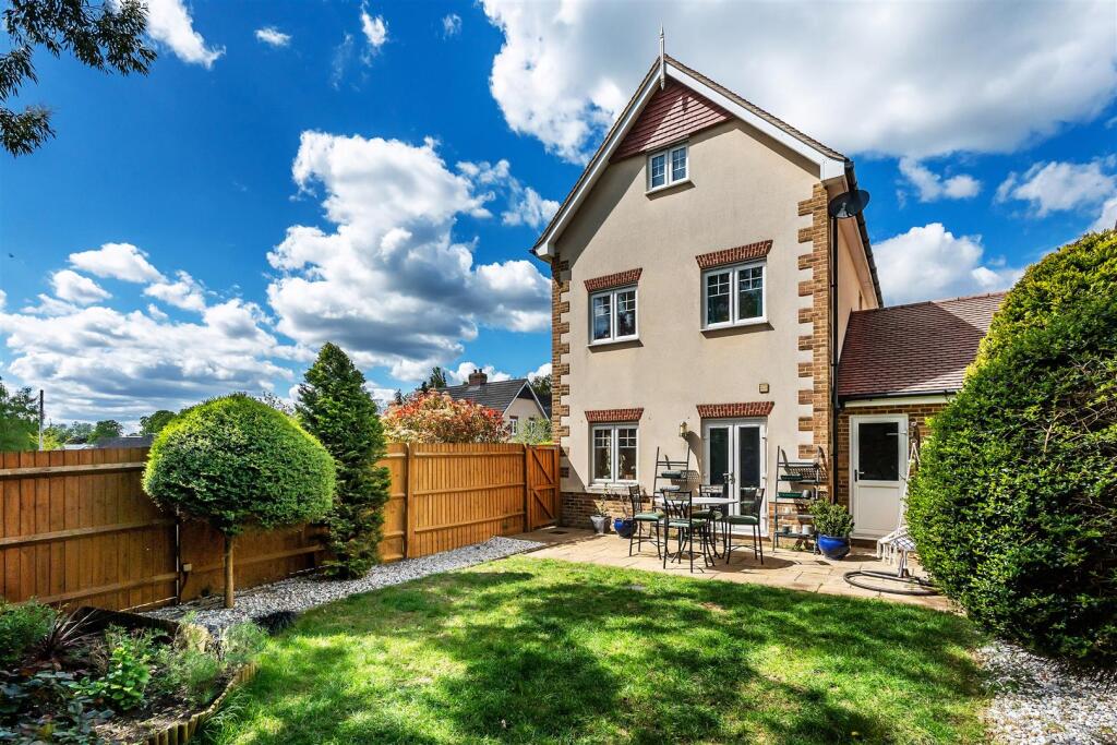 HALCYON CLOSE, OXSHOTT, KT22 – pohled 4