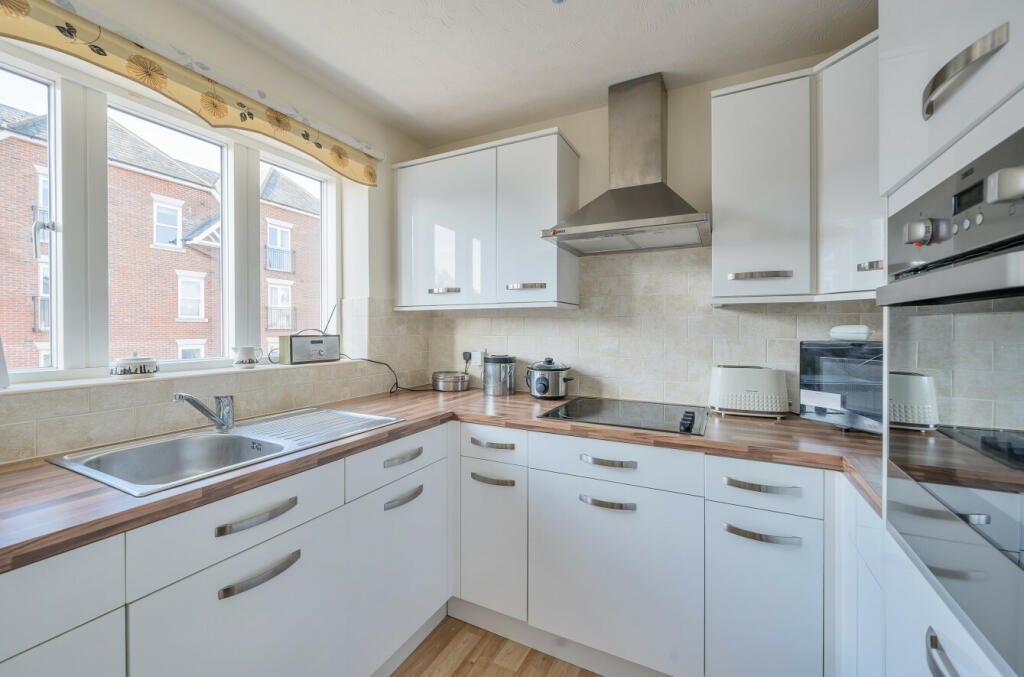 Apartment in East Hertfordshire, Bishop's Stortford - View 2