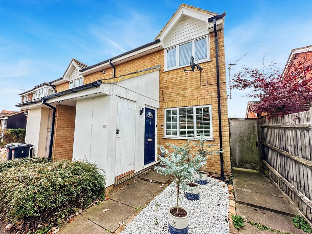 1-bed flat on Claverley Green, Luton, Bedfordshire, LU2 8TB, £200,000