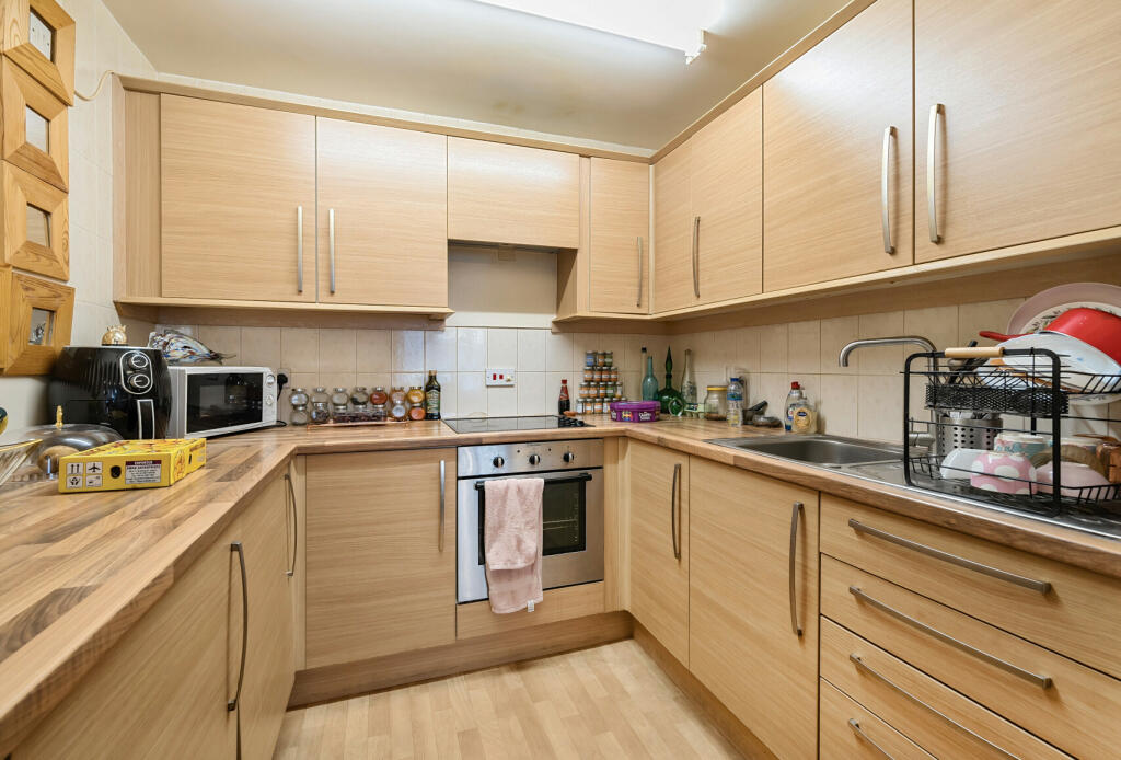 1-bed apartment on Chatsworth Place, Mitcham, CR4, £100,000