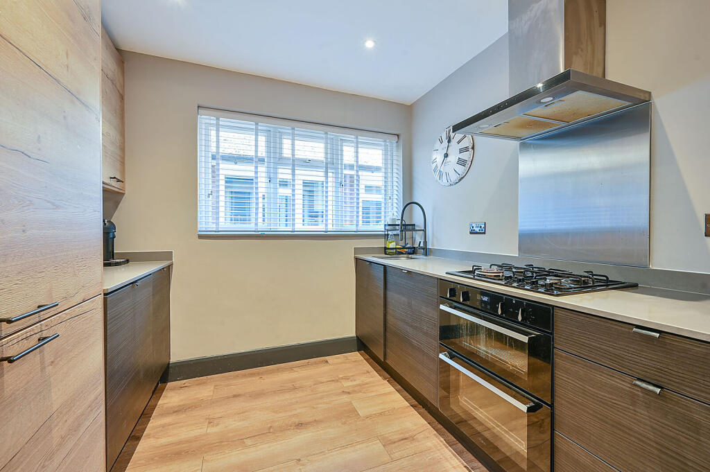 Apartment in Kingston upon Thames - View 4