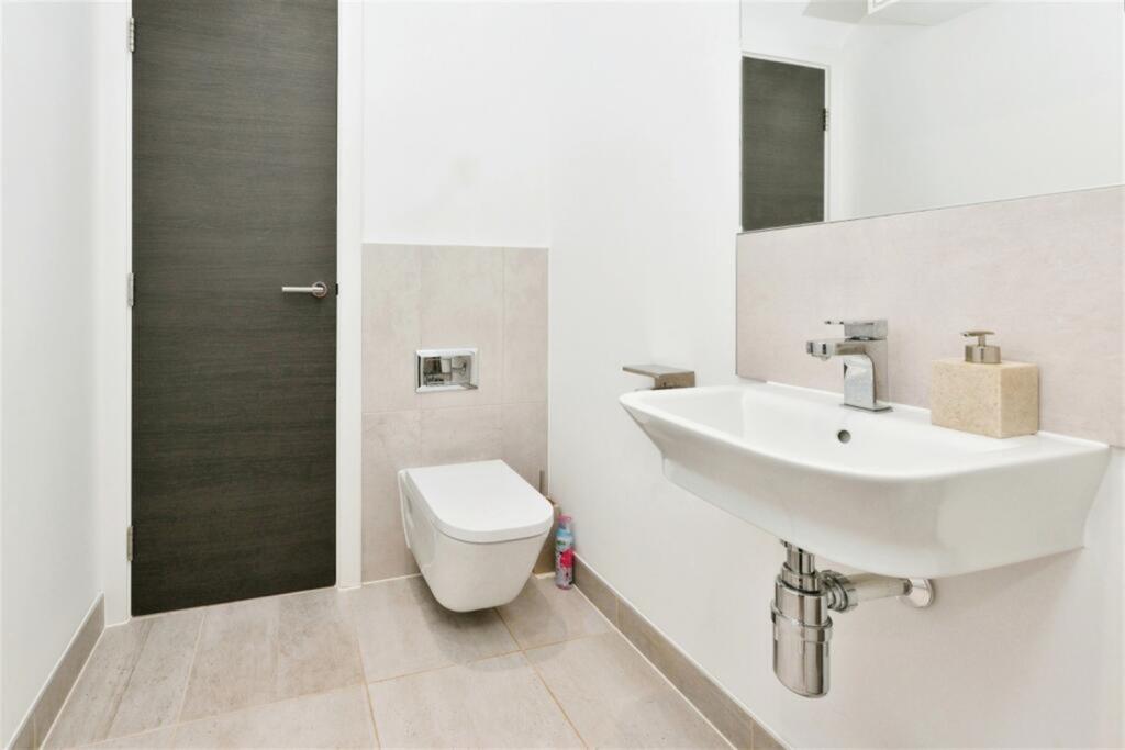 House in Waltham Cross, Churchgate - More