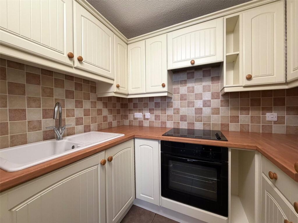 Apartment in Woking, Surrey - View 3