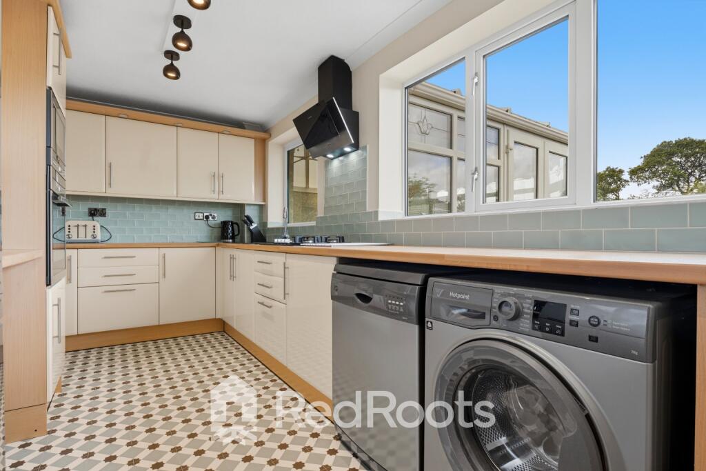 House in Wakefield, Sitlington - More