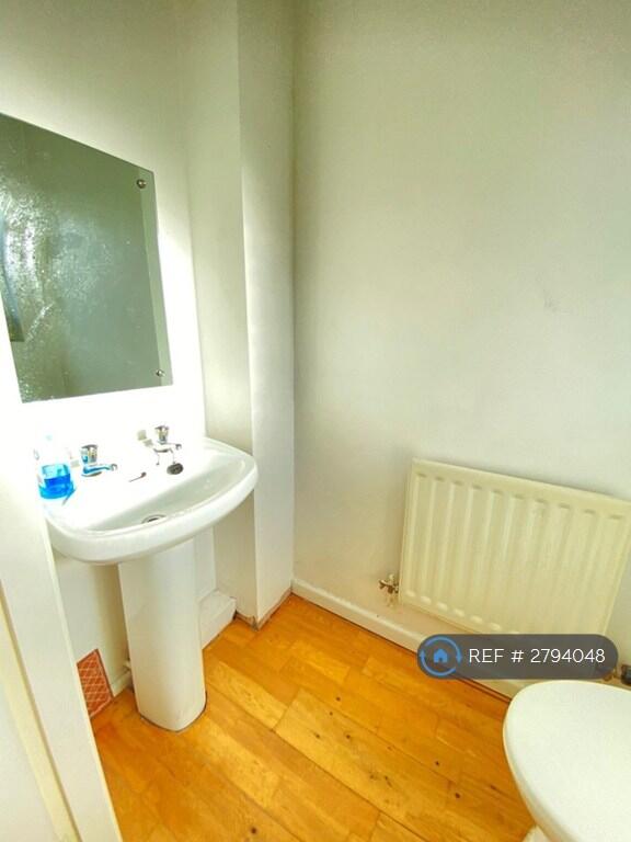 3 bedroom semi-detached house for rent