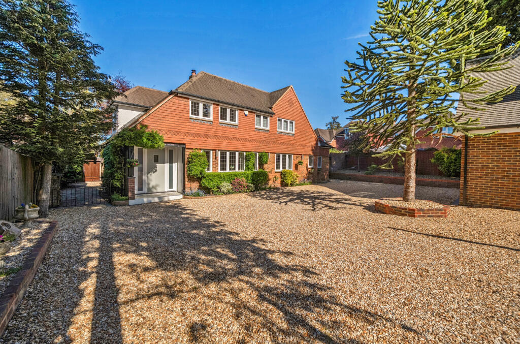 Main image of property: Reading Road South, Fleet, Hampshire, GU52