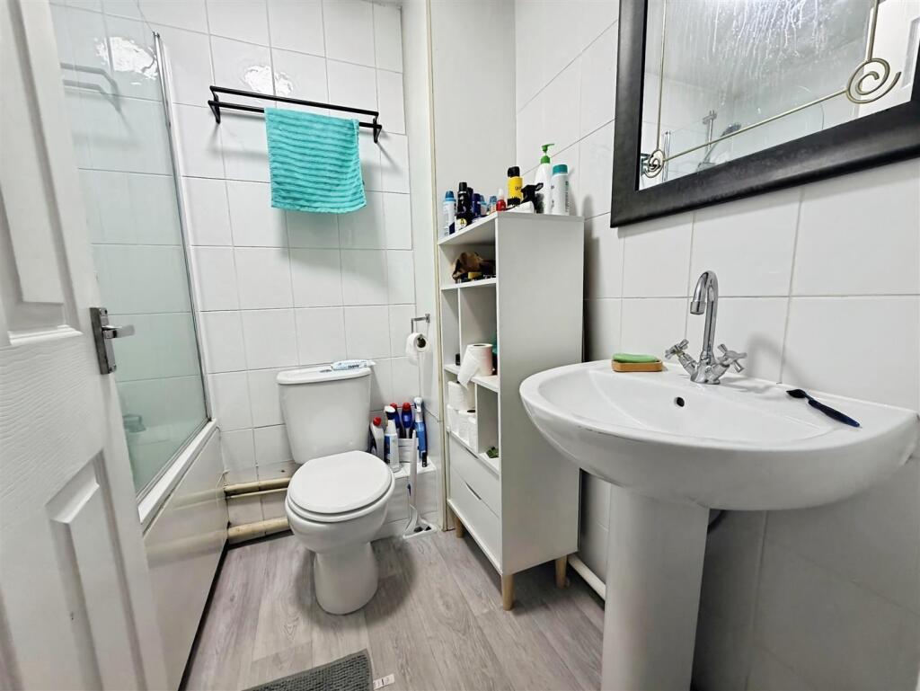 Apartment in Southend-on-Sea - More
