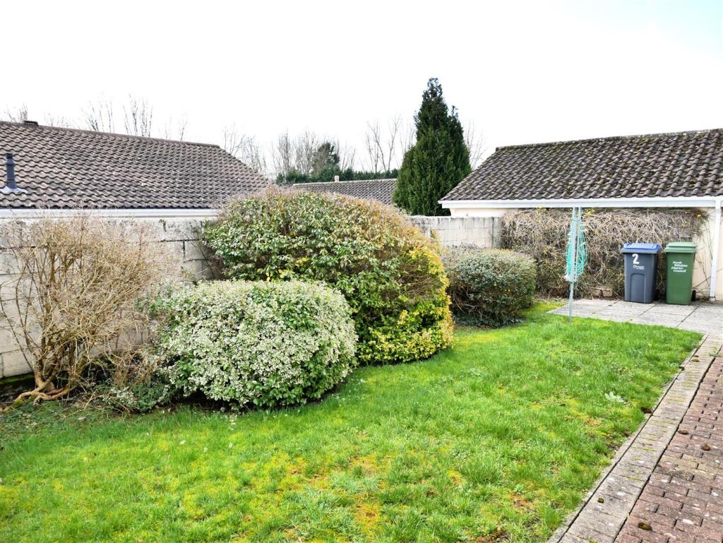Yew Tree Close, Calne photo 2
