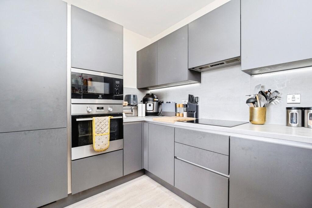 Apartment in London - More