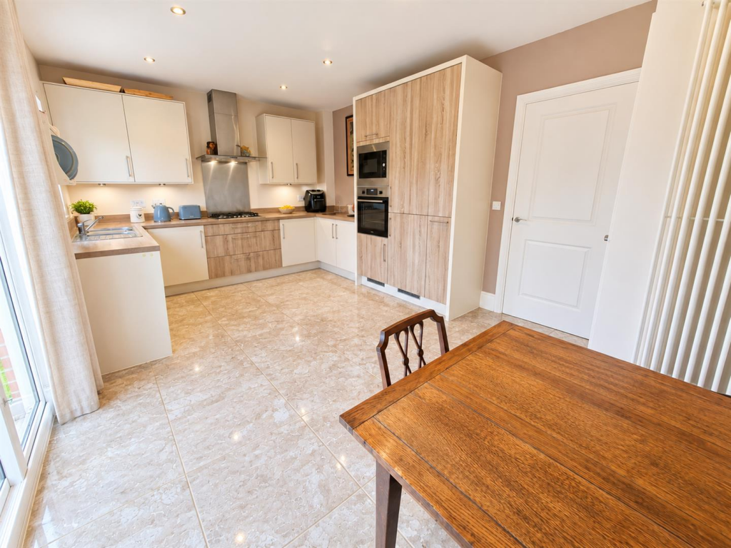 Thorpe Road, Earls Barton, NN6 photo 3