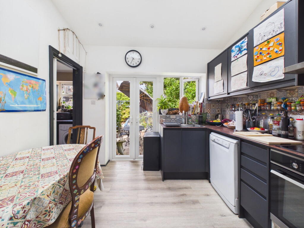 Apartment in Worthing, West Sussex - View 3