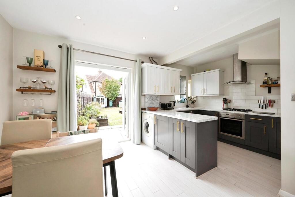 House in London, Royal Borough of Kingston upon Thames - View 5