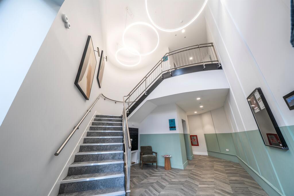 Apartment in Maidenhead, Furze Platt - View 2