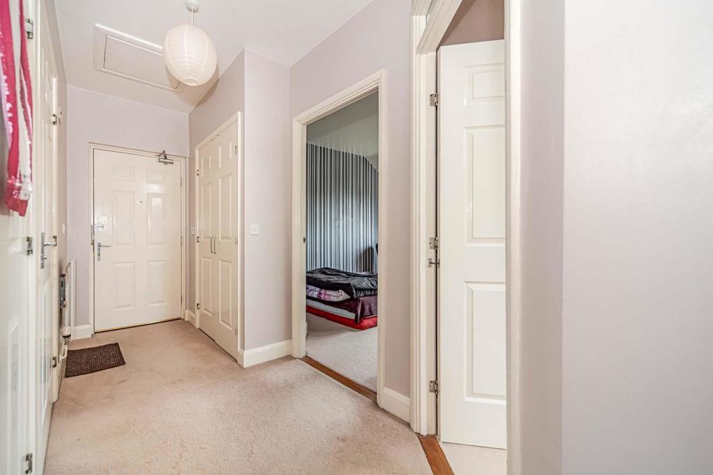 Apartment in Welwyn Hatfield, Hertfordshire - View 3