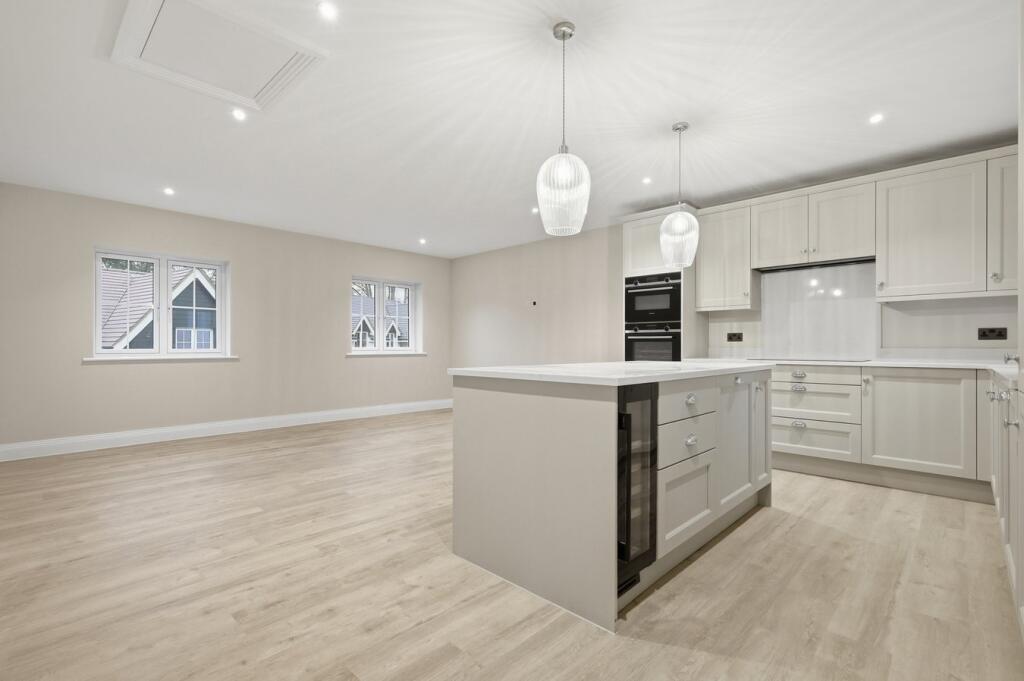 Hall Lane, Shenfield, Brentwood, CM15 photo 2