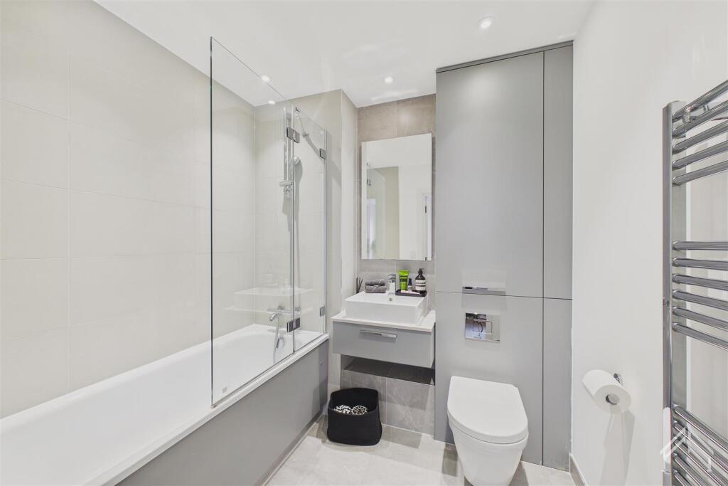 Apartment in London, Higham Hill - View 4