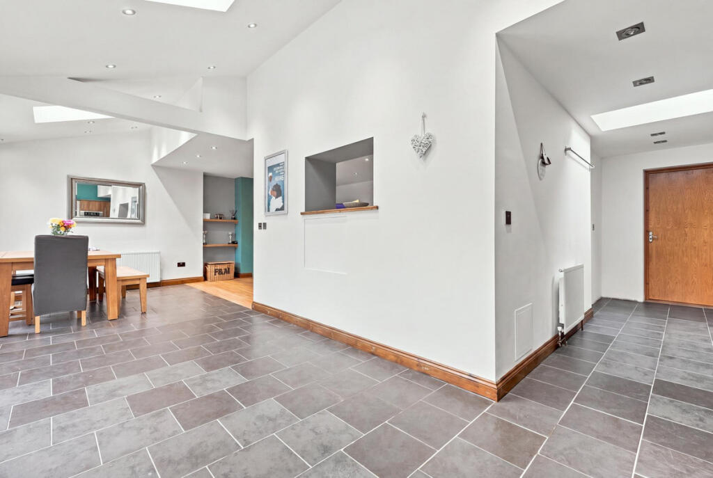 House in Southend-on-Sea, Essex - More