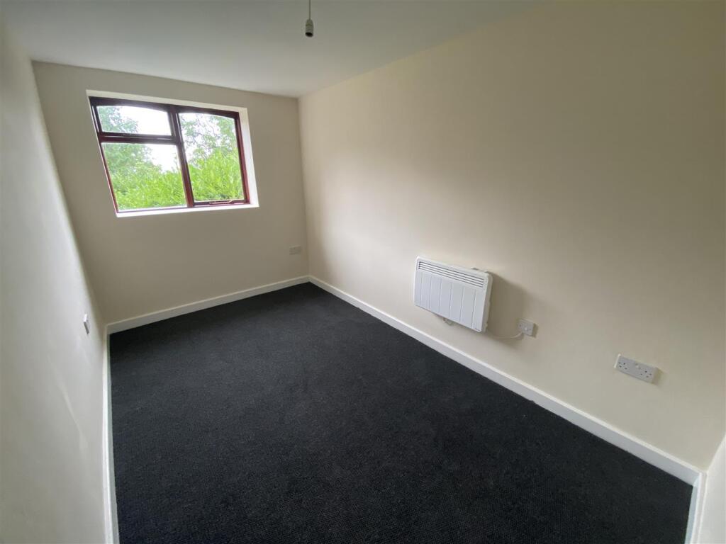 Apartment in Stoke-on-Trent - View 5