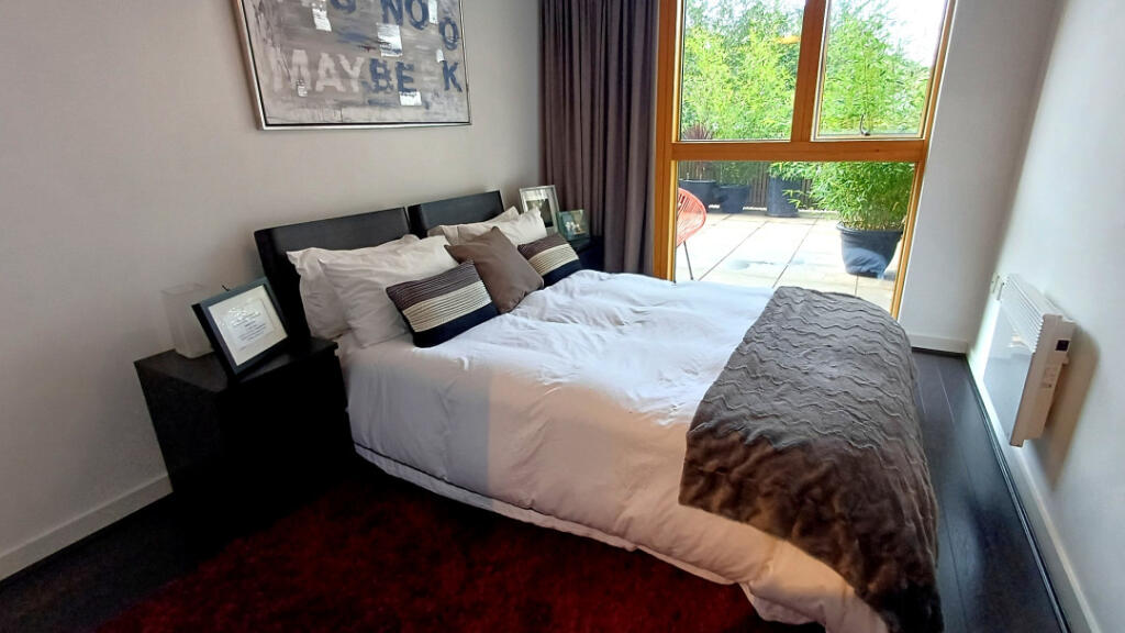 Apartment in Trafford, Brooklands - More