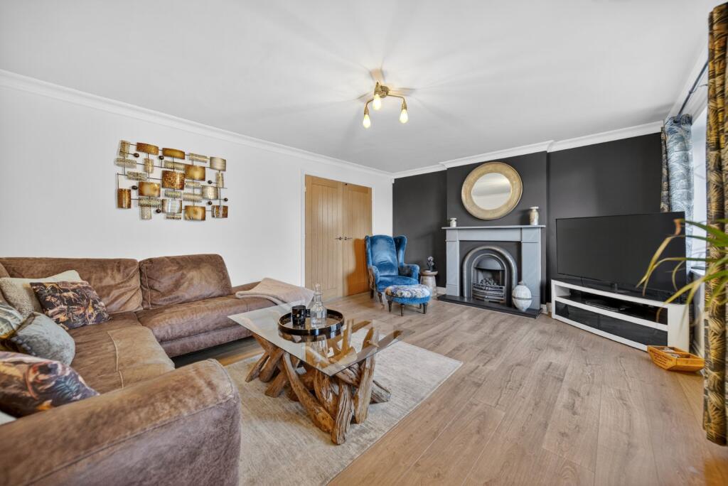 Larkfield Road, Rawdon, Leeds, West Yorkshire, LS19 photo 3