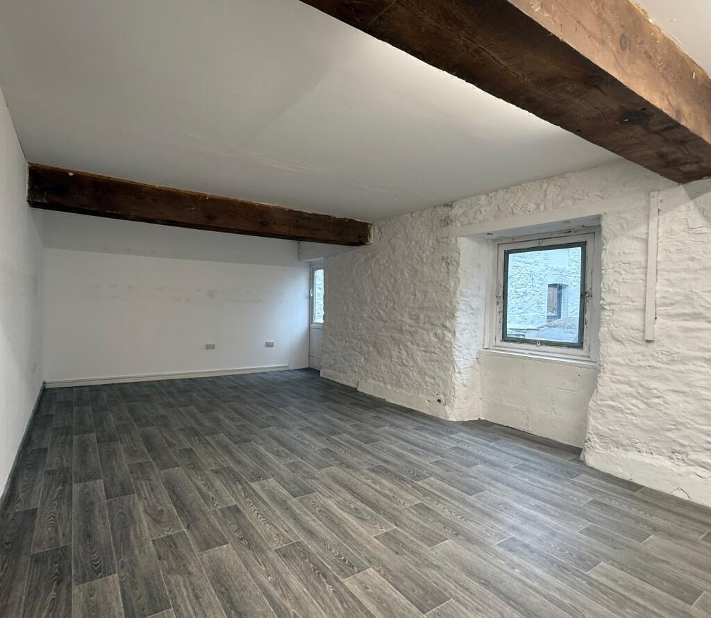 An example studio when empty. 400 sqft, light, characterful