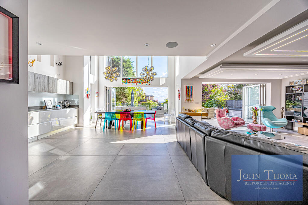 Manor Road, Chigwell, Essex photo 3