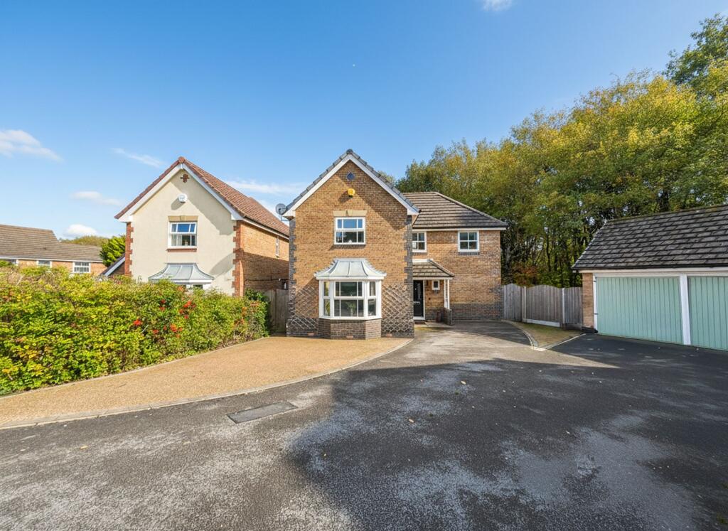 4-bed detached on The Muirlands, Huddersfield, HD2, £475,000