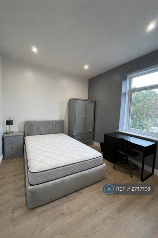 House in Huddersfield - View 4