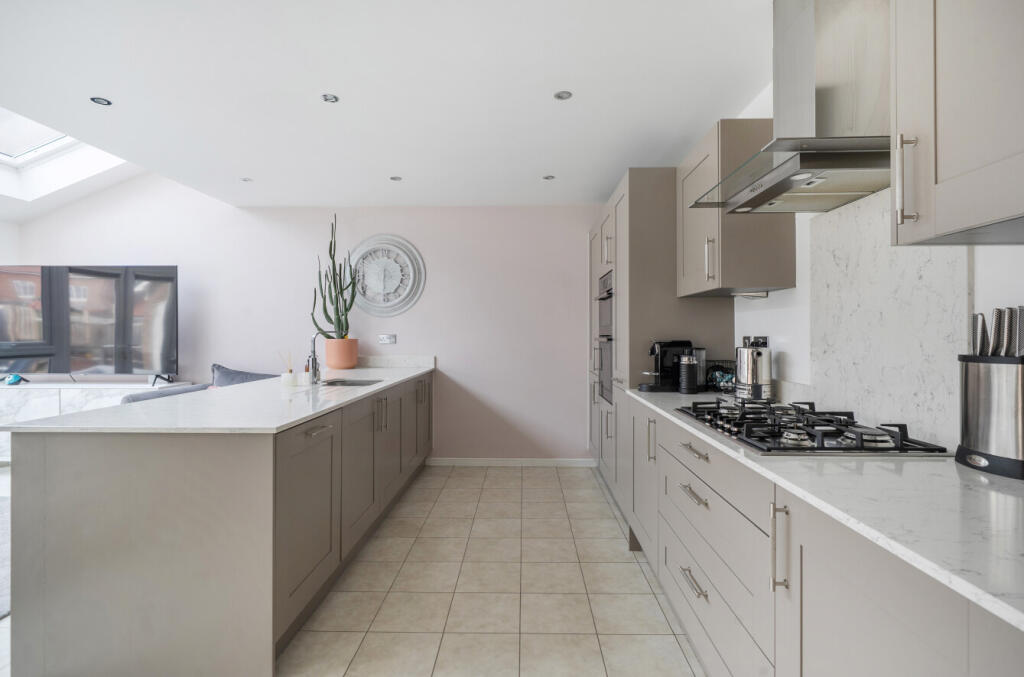 House in Houghton Regis, Central Bedfordshire - View 4