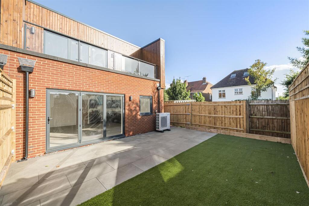 Main image of property: Pavilion Road, Worthing BN14 7EF