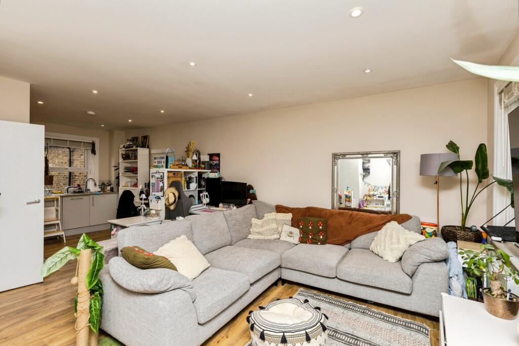 Springfield Road, Crawley, West Sussex, RH11 photo 2