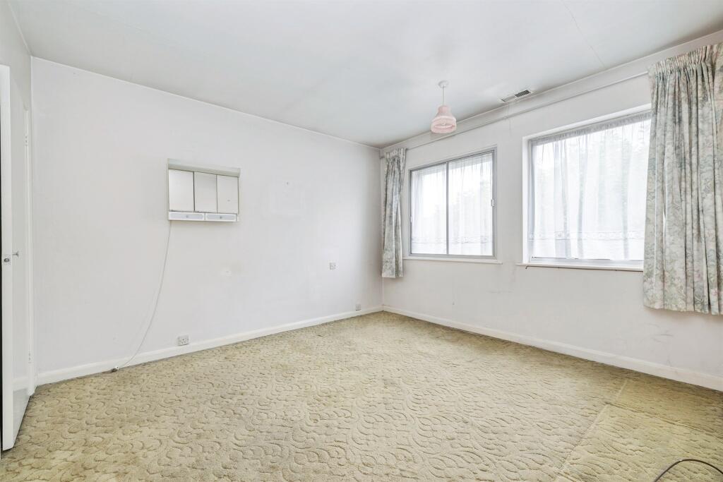House in Hertsmere, Hertfordshire - More
