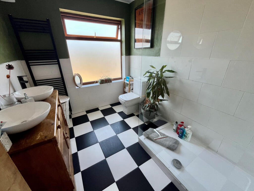 House in Hull - View 4