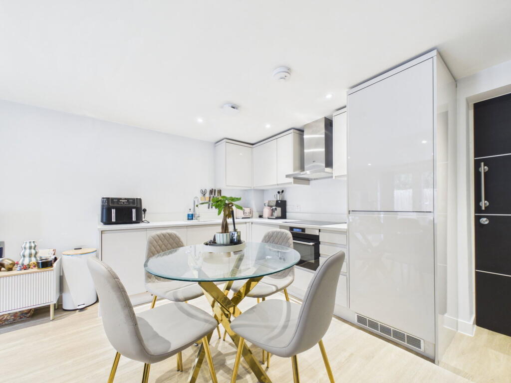 Apartment in Slough - View 4