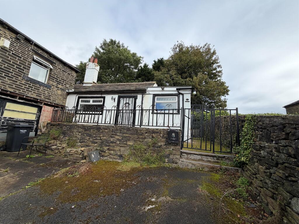 1-bed semi-detached on Ramsden Street, Halifax, £120,000