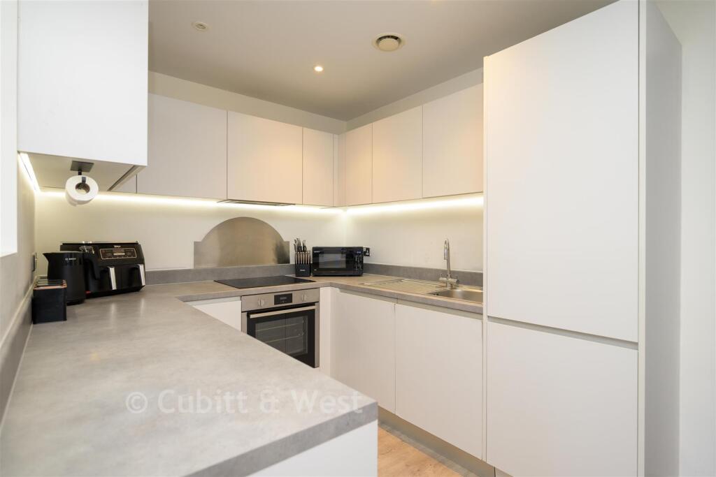 Apartment in Croydon - View 5