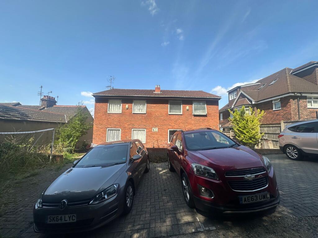 230 Hitchin Road, Luton, LU2 photo 3