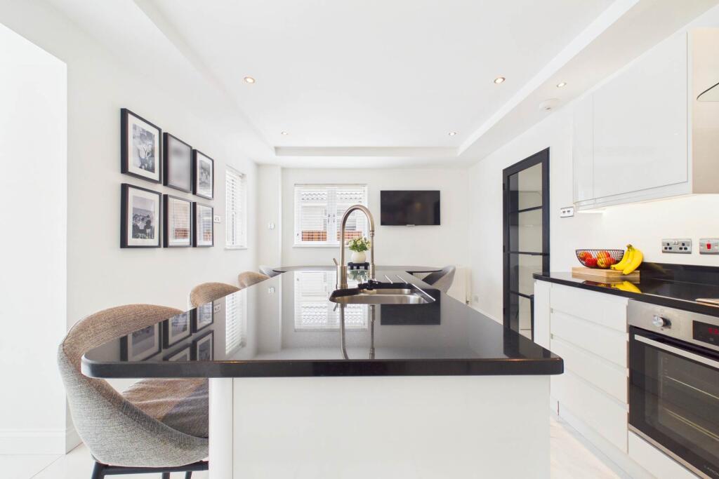 Rederech Crescent, Hamilton - More