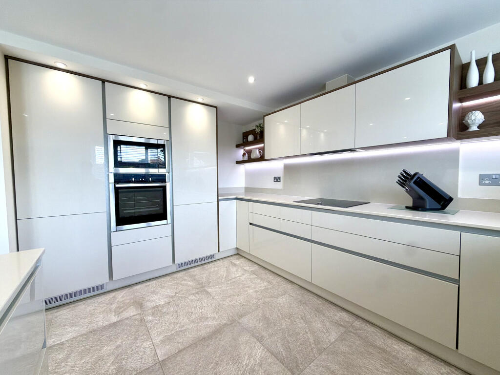 House in Merthyr Tydfil, Gerddi Glan Y Llyn, Gurnos - More
