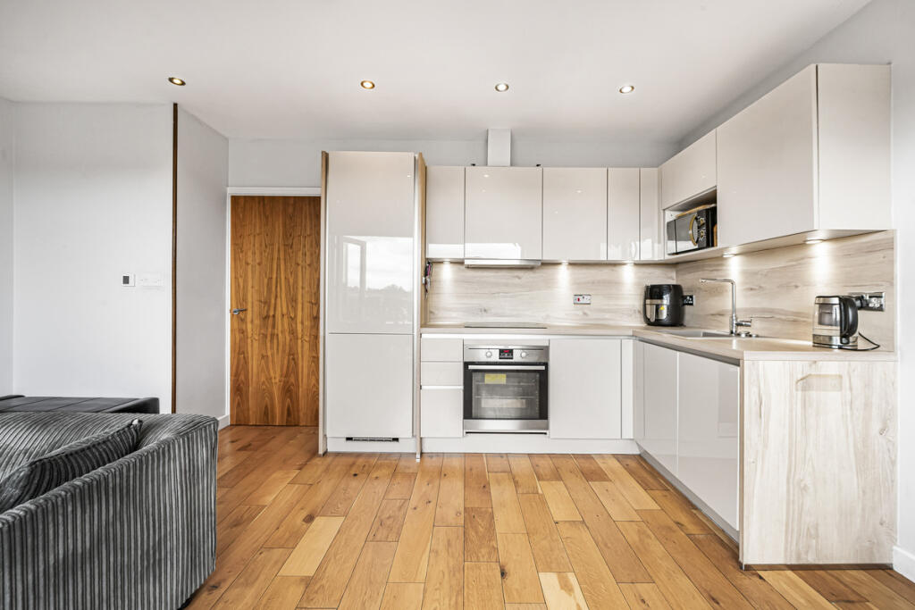 Apartment in Croydon - More