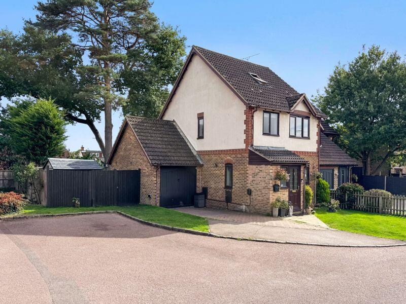 3-bed detached on Gibbons Close, Sandhurst, £500,000