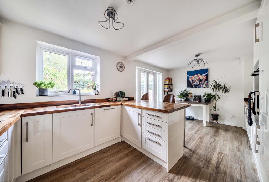 Lyndley Chase, Bishops Cleeve, Cheltenham, Gloucestershire, GL52 photo 2