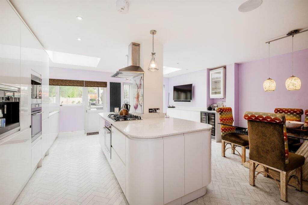 Larkswood Road, Chingford photo 3