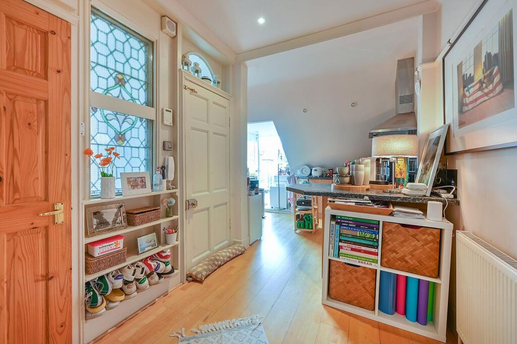 Apartment in London, Bedford Park - More