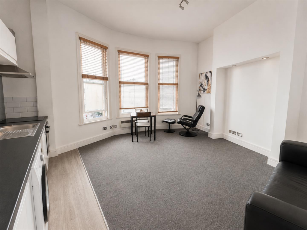 Apartment in Northampton, Semilong - View 4