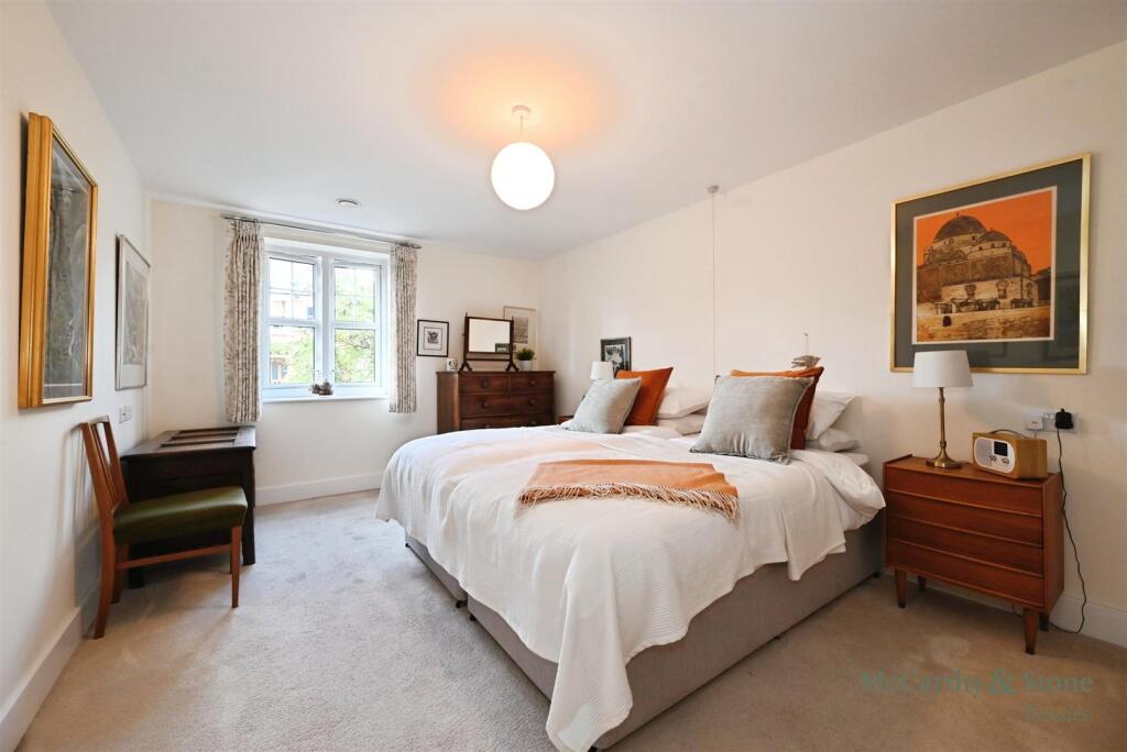 Apartment in Slough - View 5
