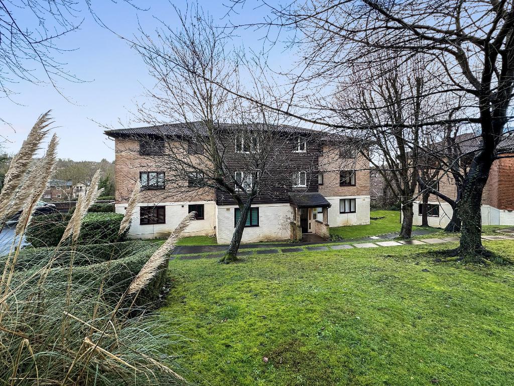 1-bed flat on Fairbairn Close, Purley, Surrey, CR8 4DZ, £185,000