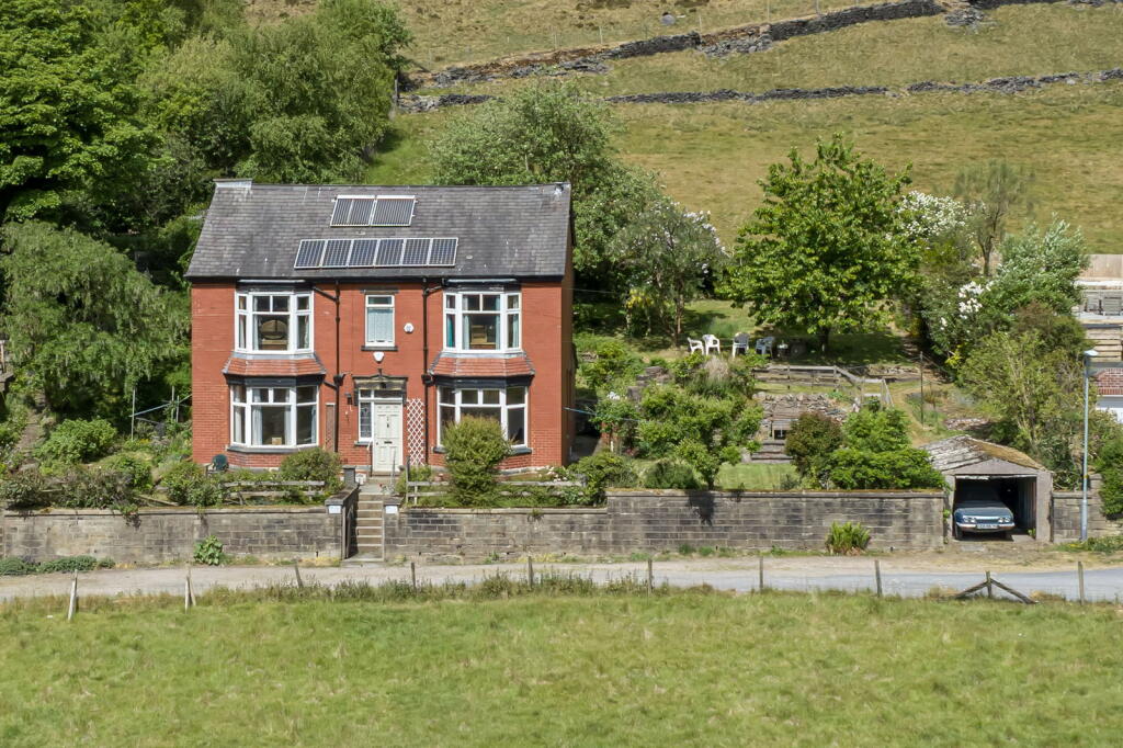 4-bed detached on Dalefields, Delph, Saddleworth, £650,000