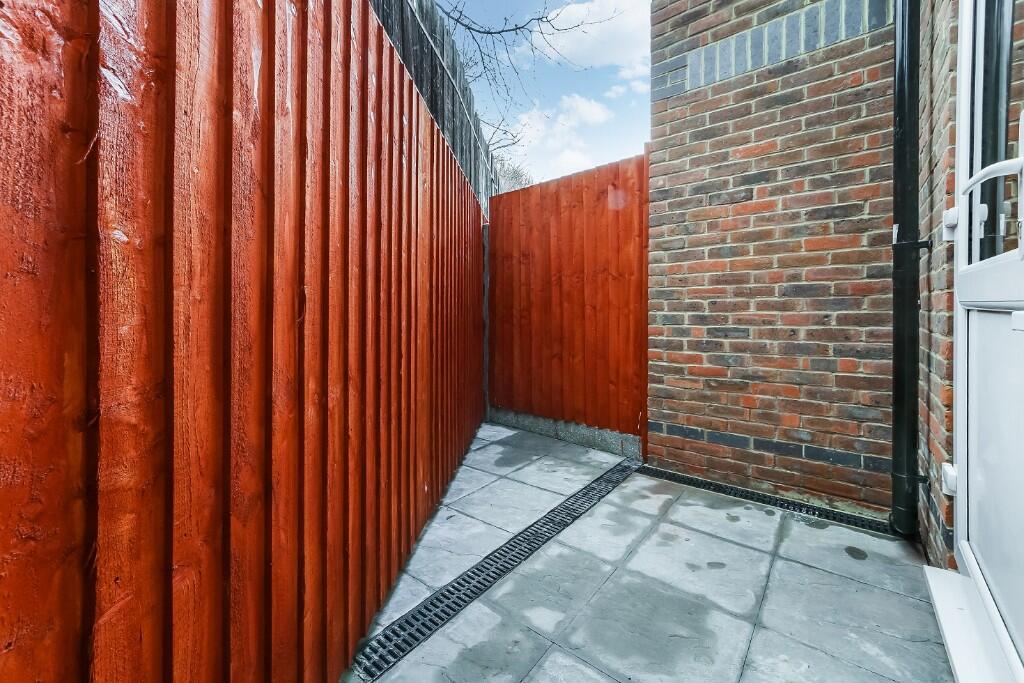 6 bedroom semi-detached house for rent